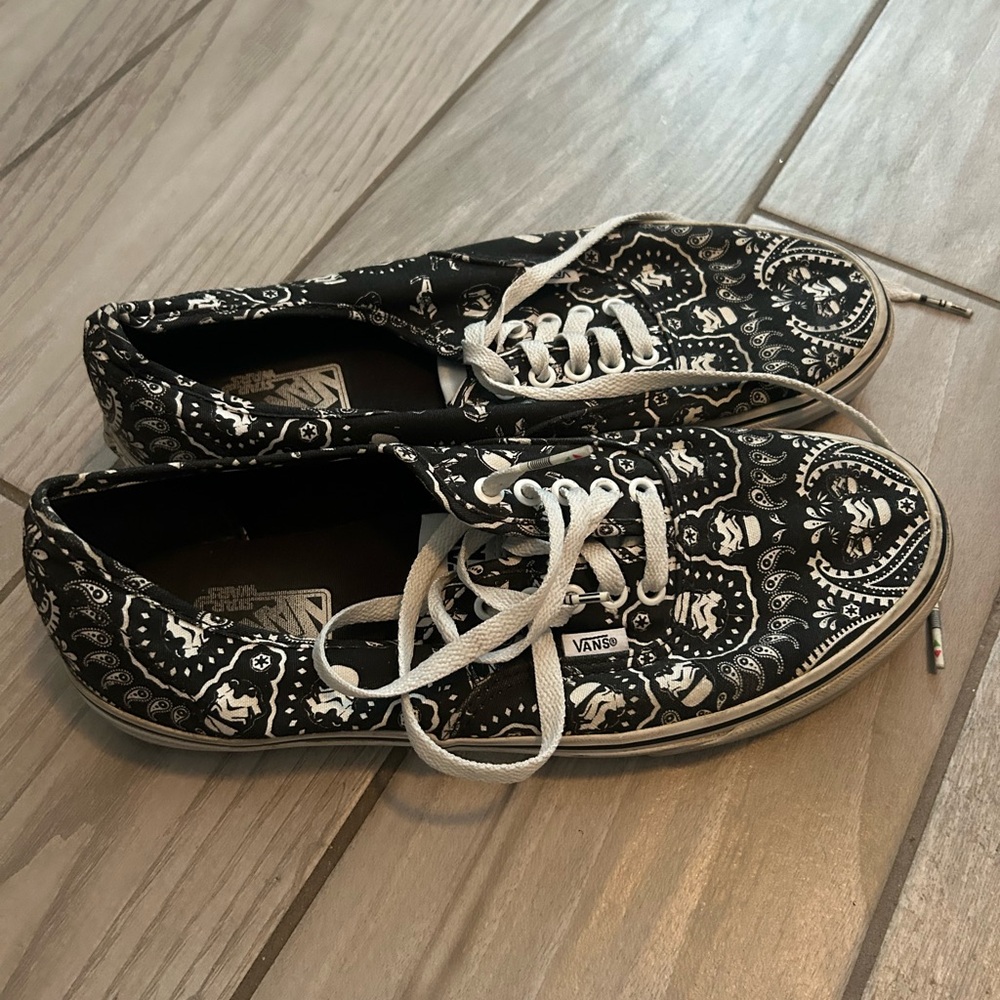 Vans men’s starwars Black and White Sneakers - Picture 3 of 4